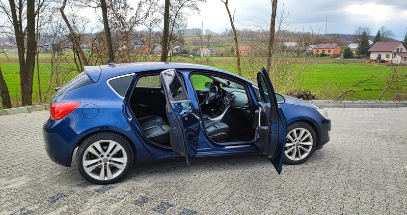 Opel Astra cena 21000 przebieg: 248365, rok produkcji 2009 z Miechów małe 211